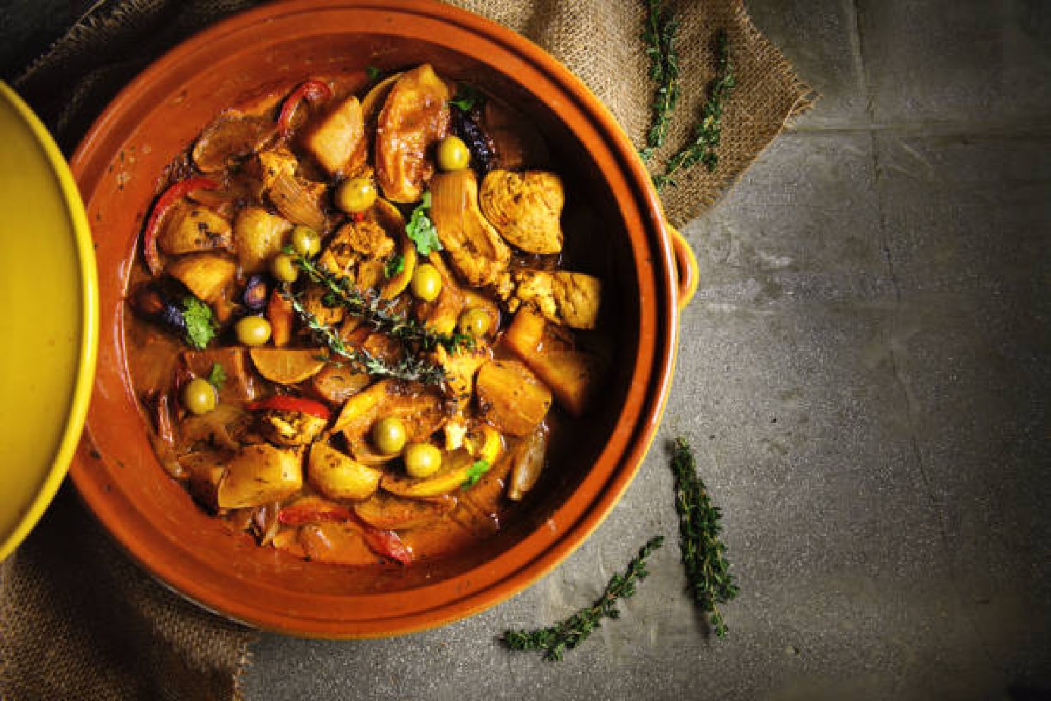 tajine-au-poulet-raisin-sec-citron-confit-et-semoule