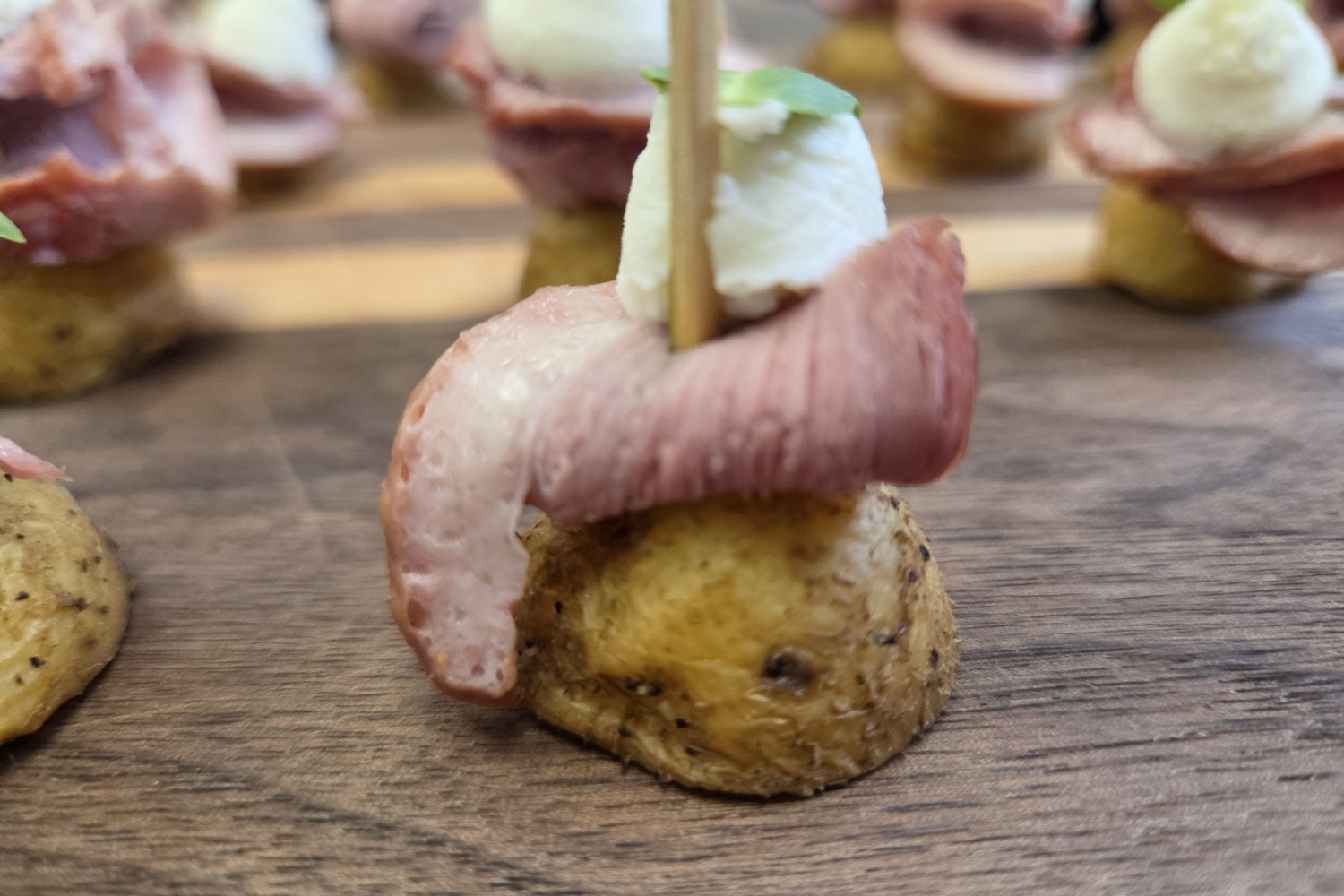 grelot-de-pomme-de-terre-canard-fume-tartinade-de-chevre-et-miel-de-nos-ruches