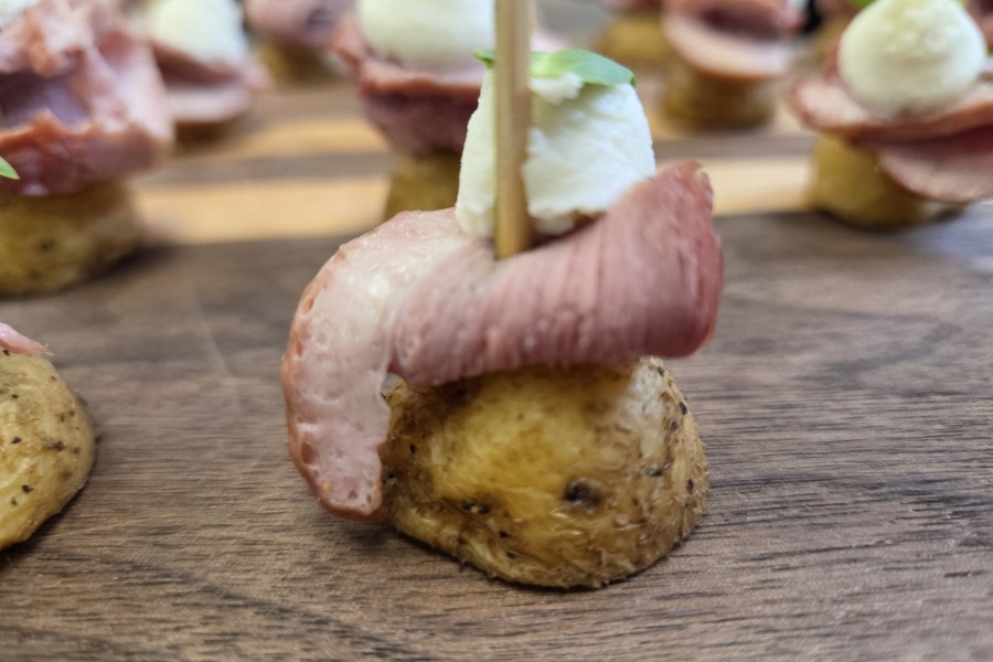 grelot-de-pomme-de-terre-canard-fume-tartinade-de-chevre-et-miel-de-nos-ruches