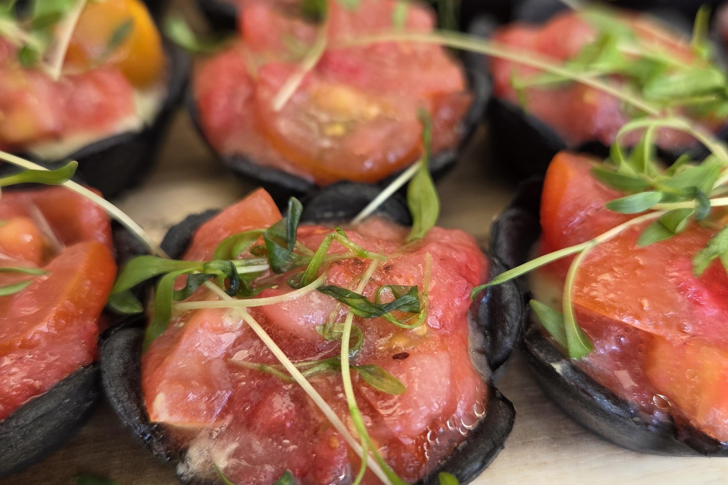 tartelette-au-fromage-la-creme-vegetalien-au-basilic-et-bruschetta-de-tomate-et-fruit-de-saison