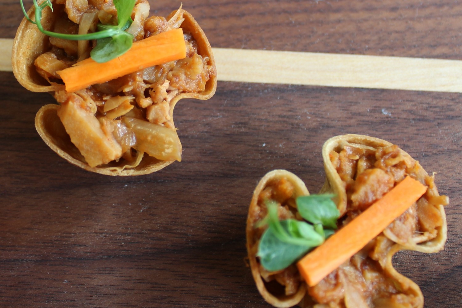 bouchee-de-tortilla-croustillante-jacquier-effiloche-bbq-et-legumes-croquants-marines