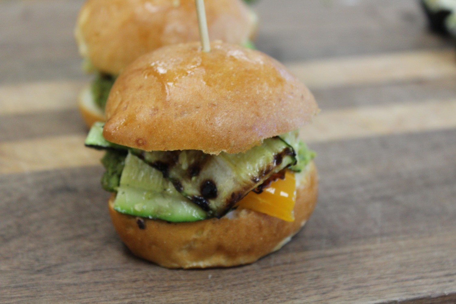 mini-burger-aux-legumineuses-legumes-grilles-et-mayonnaise-au-pesto