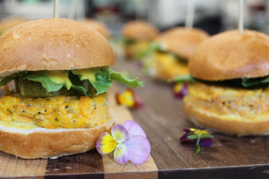 mini-burger-galette-de-courge-carotte-et-citrouille-sauce-la-pomme-et-cari-marinade-de-la-cchm-et-laitue