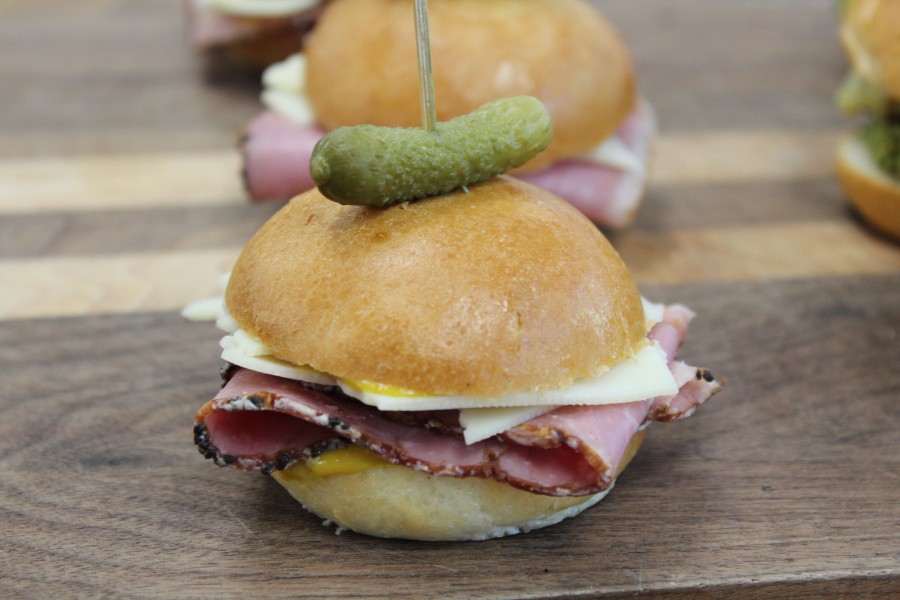 mini-burger-la-viande-fumee-fromage-suisse-cornichon-cueillette-de-nos-champs-et-moutarde-douce-erable