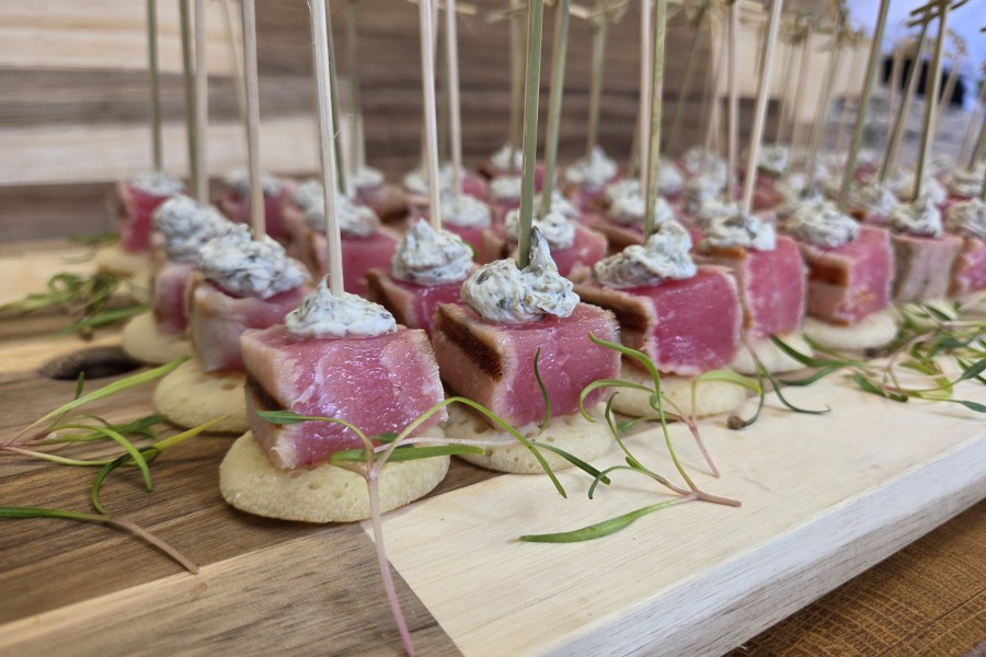 tataki-de-thon-sur-blini-et-sa-tartinade-la-capre