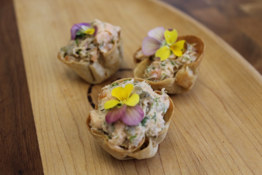 mousse-de-saumon-fume-dans-sa-fine-coupole-de-tortilla