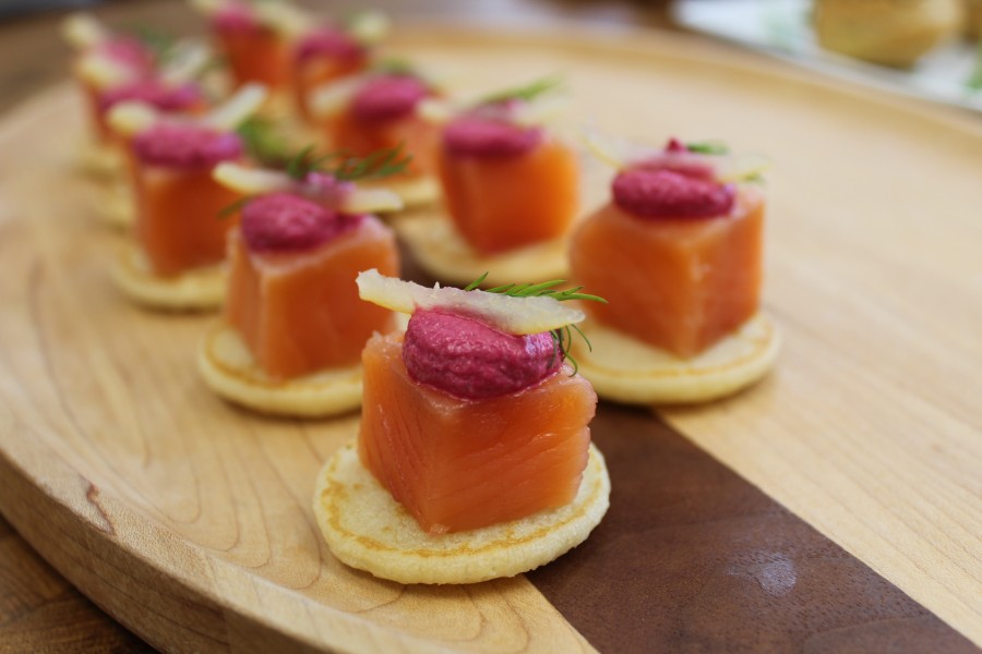 mini-blini-tartinade-de-betterave-et-chevre-gravlax-maison-la-betterave