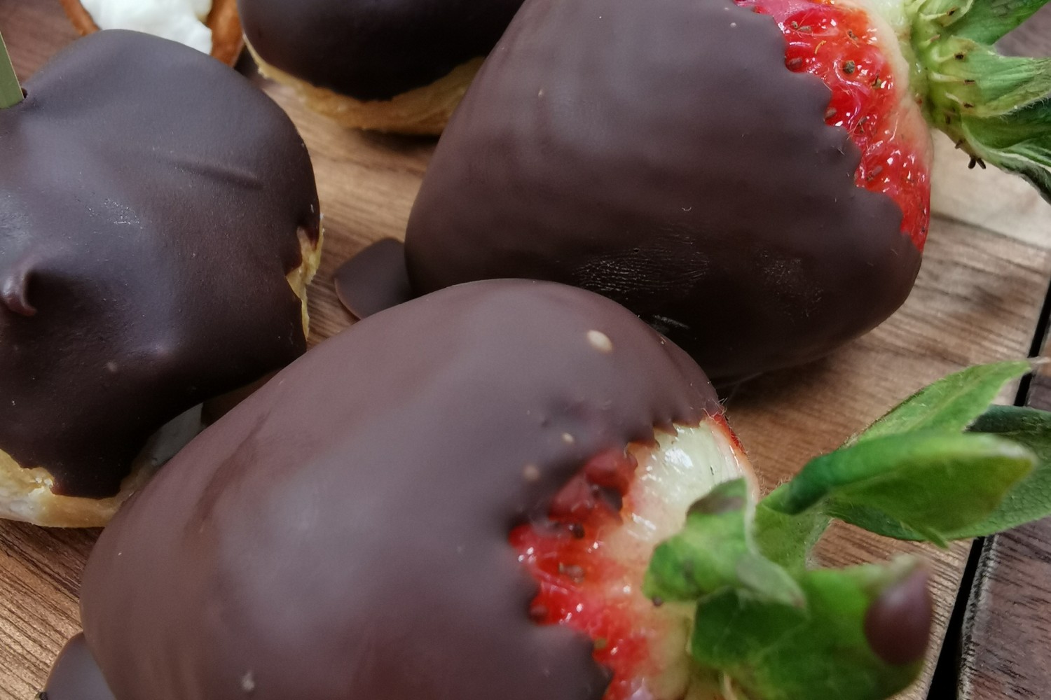 fraise-trempee-dans-le-chocolat-en-saison