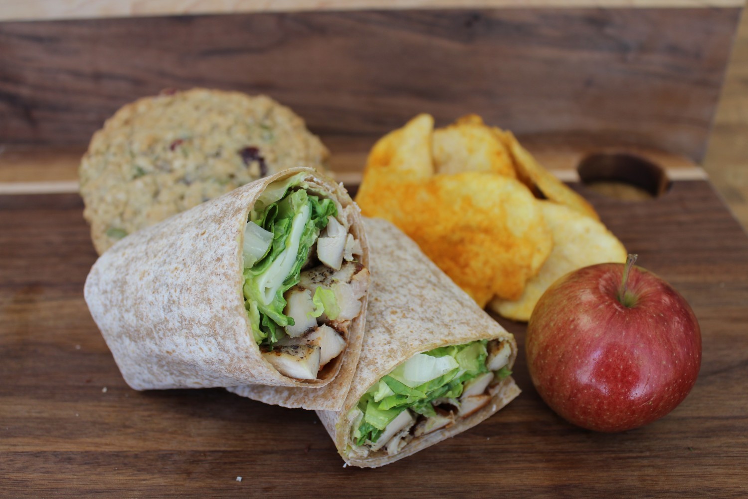 tortilla-poulet-grille-guacamole-sauce-bbq-cheddar-oignons-marines-de-la-bocalerie-et-cueillette-de-nos-champs