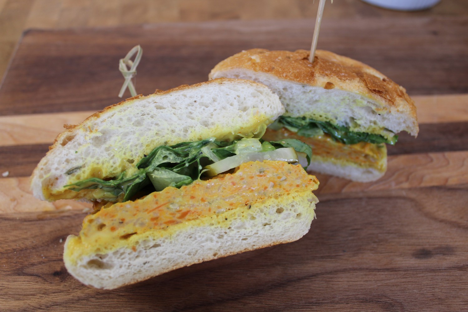 burger-la-pomme-de-terre-et-oignon-vert-galette-de-courge-carotte-citrouille-sauce-la-pomme-et-cari-marinade-de-la-cchm-et-laitue