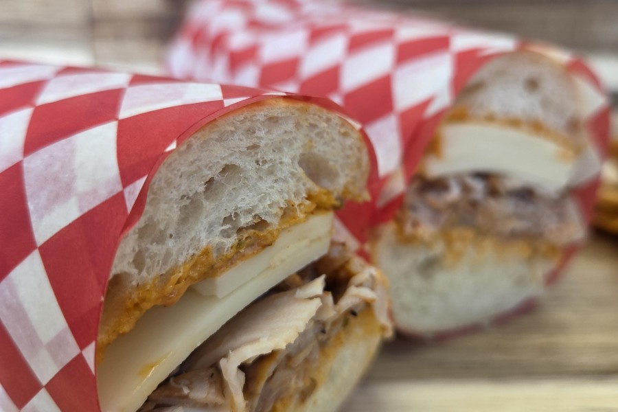 pain-panini-dinde-tranchee-fromage-suisse-laitue-et-mayo-epicee-aux-cornichons