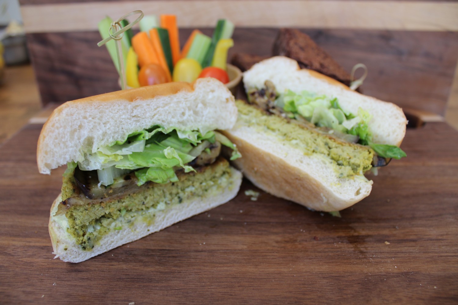 burger-galette-legumineuses-legumes-grilles-cueillette-de-nos-champs-et-mayonnaise-au-pesto