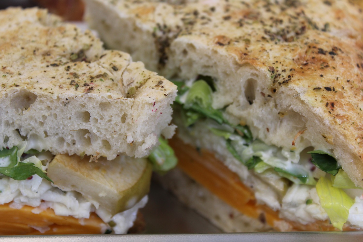focaccia-fromage-de-abbaye-de-saint-benoit-du-lac-remoulade-pomme-rotie-et-laitue