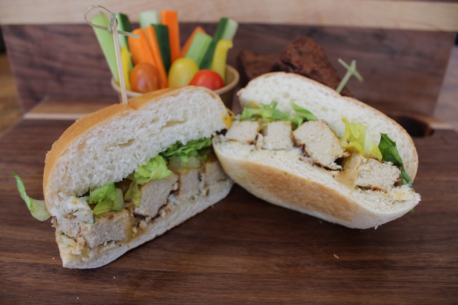 burger-au-poulet-vegetal-indienne-cueillette-de-nos-champs-chutney-de-mangue-et-mayonnaise-menthe-et-lime
