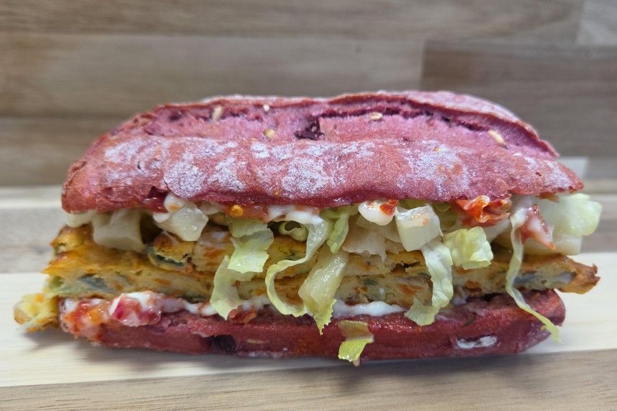 ciabatta-la-betterave-et-oignon-galette-de-mais-aubergine-marinee-laitue-et-mayo-la-tomate-sechee