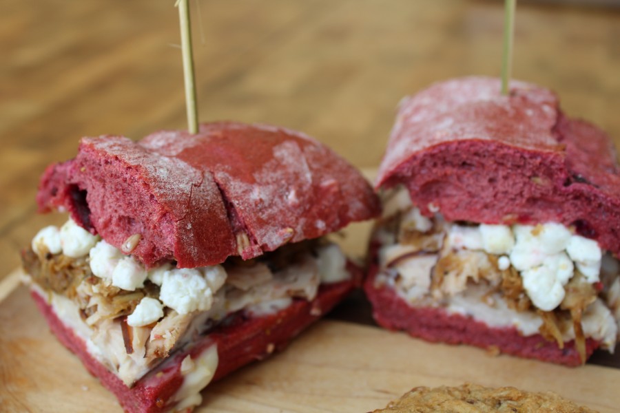 ciabatta-la-betterave-dinde-tranchee-fenouil-grille-fromage-de-chevre-sauce-ail-noir-et-miel