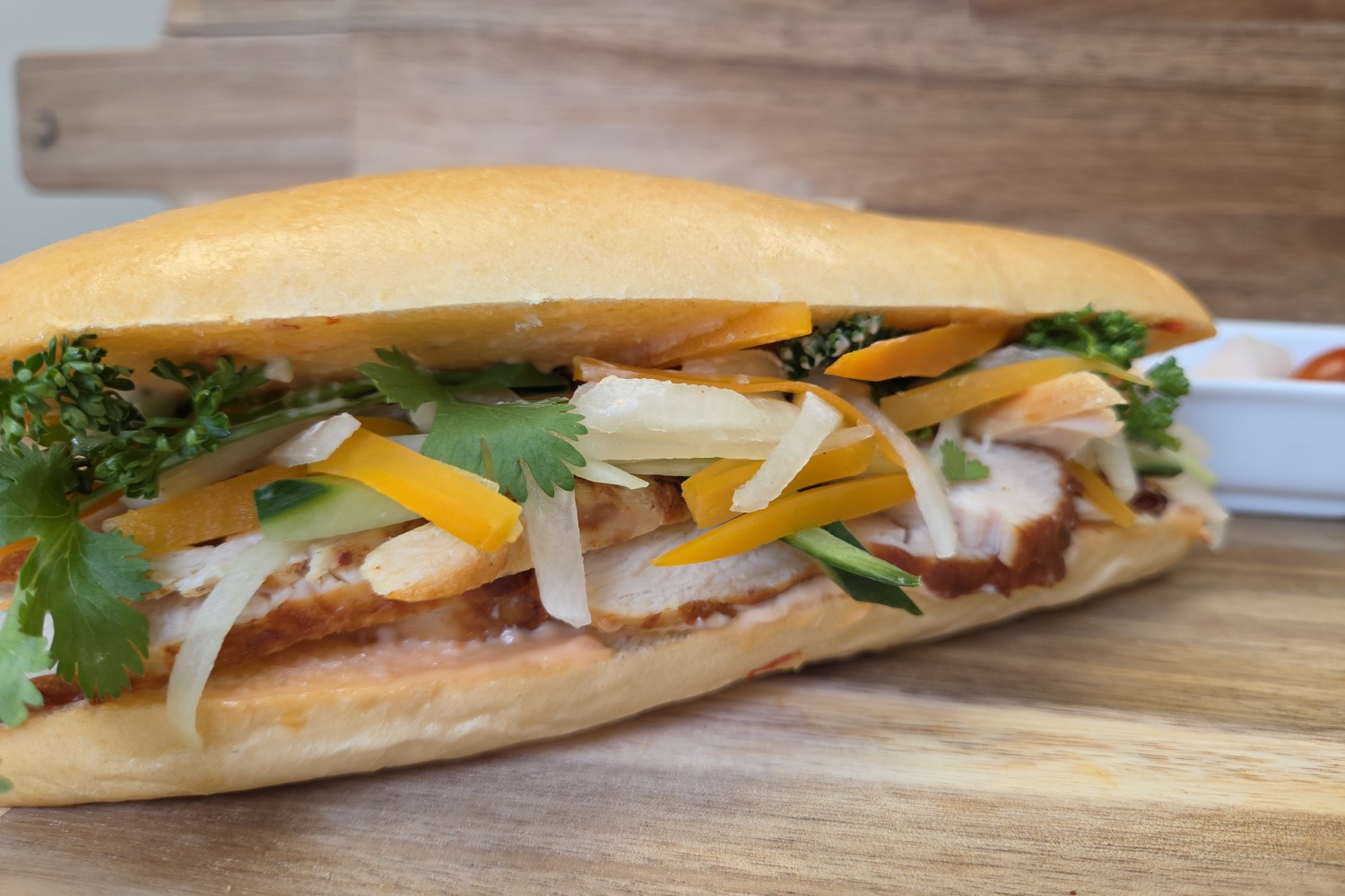 banh-mi-au-poulet-sur-pain-panini-legumes-marines-de-la-cchm-concombre-herbes-fraiches-et-mayo-sriracha