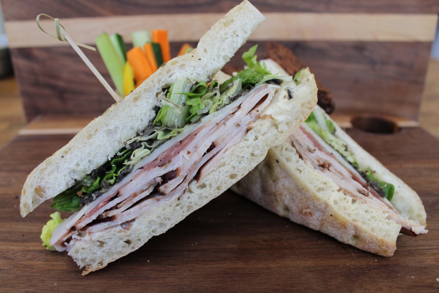 sandwich-focaccia-la-dinde-rotie-tapenade-olive-prosciutto-provolone-et-cueillettes-de-nos-champs