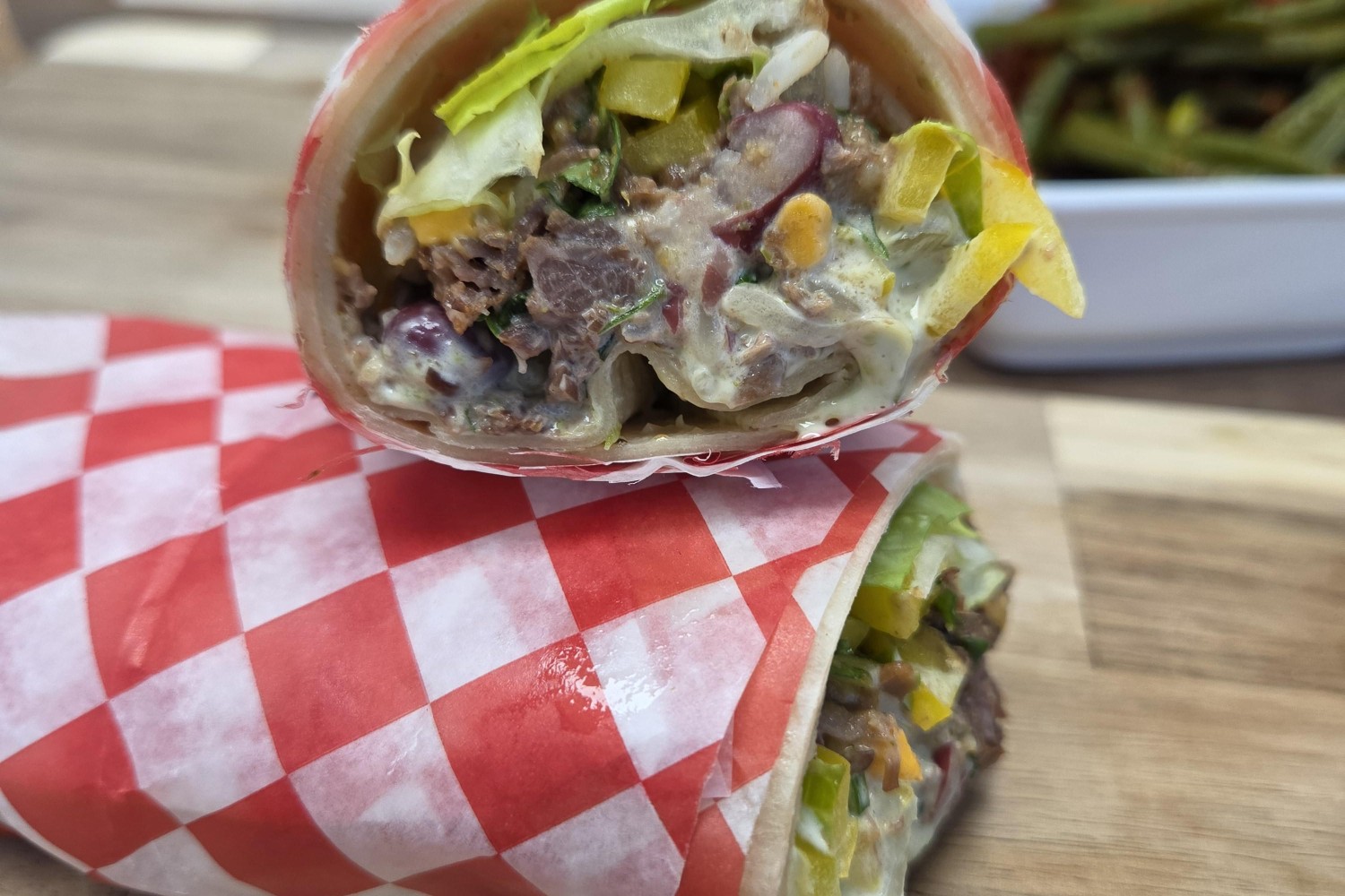 burrito-effiloche-de-boeuf-riz-haricot-rouge-cheddar-poivron-rouge-et-mayo-la-coriandre-et-lime