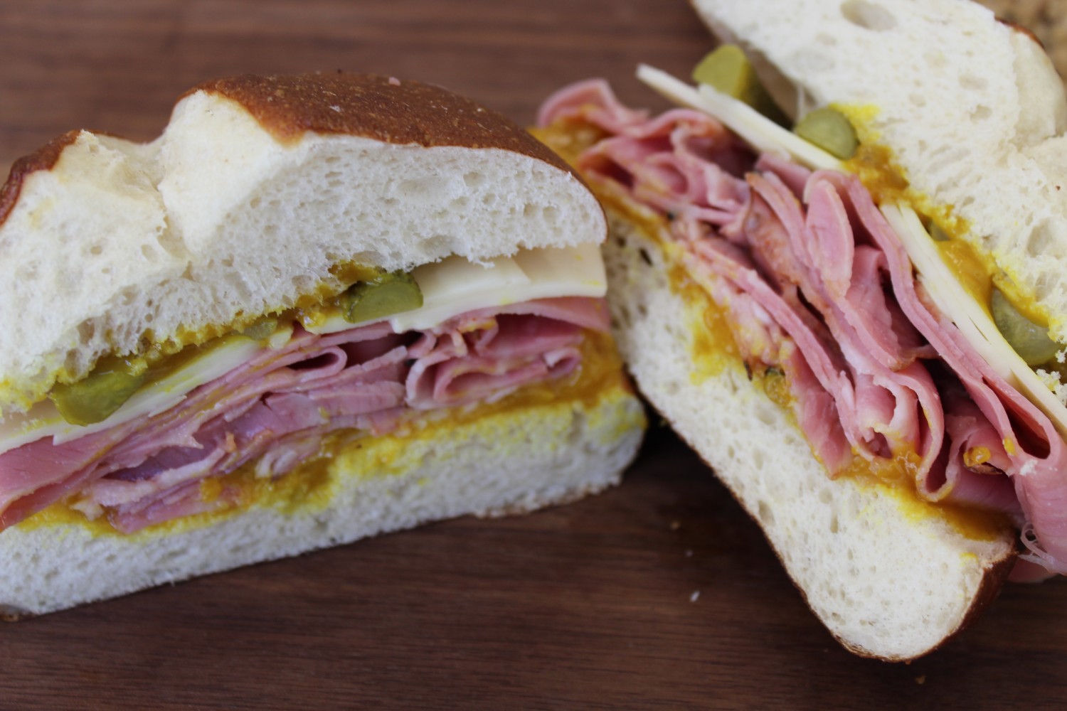 sandwich-viande-fumee-sur-pain-bretzel-fromage-suisse-cornichon-et-moutarde-douce-erable