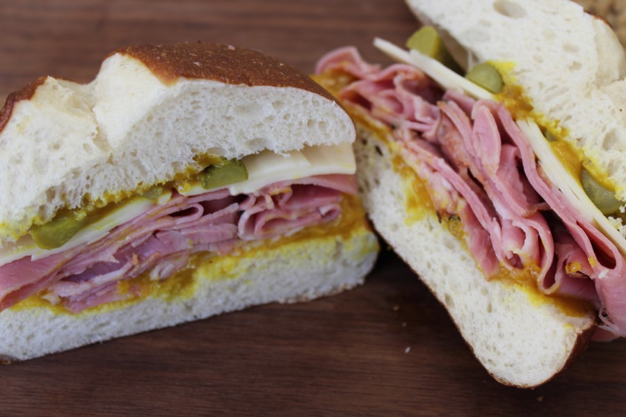 sandwich-viande-fumee-sur-pain-bretzel-fromage-suisse-cornichon-et-moutarde-douce-erable