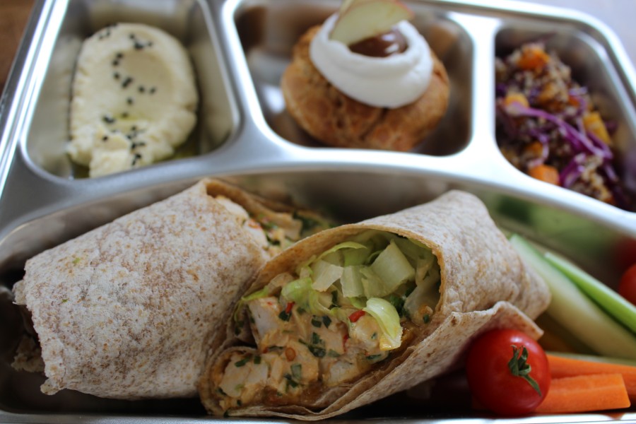 tortilla-salade-de-poulet-croquante-sauce-chamoy-abricot-et-laitue