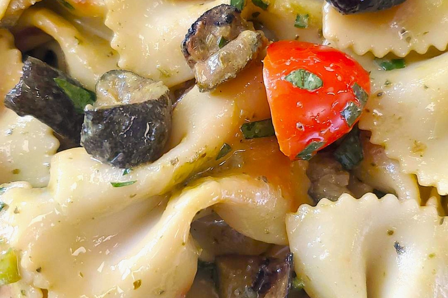 salade-de-farfalle-olive-courgette-grillee-tomate-et-vinaigrette-au-basilic