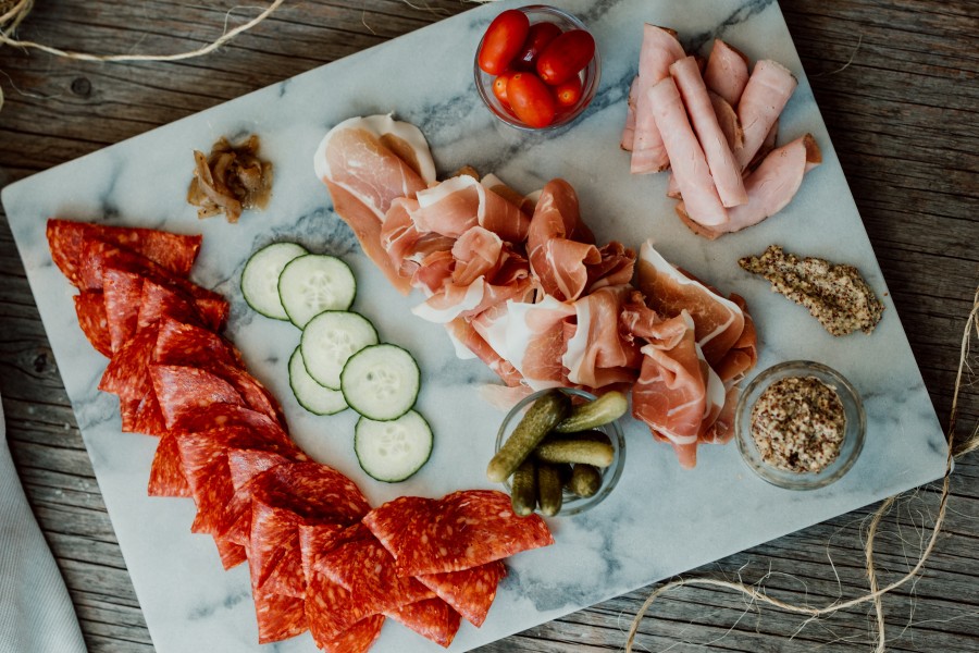 plateau-de-charcuterie-2-terrine-et-ses-garnitures