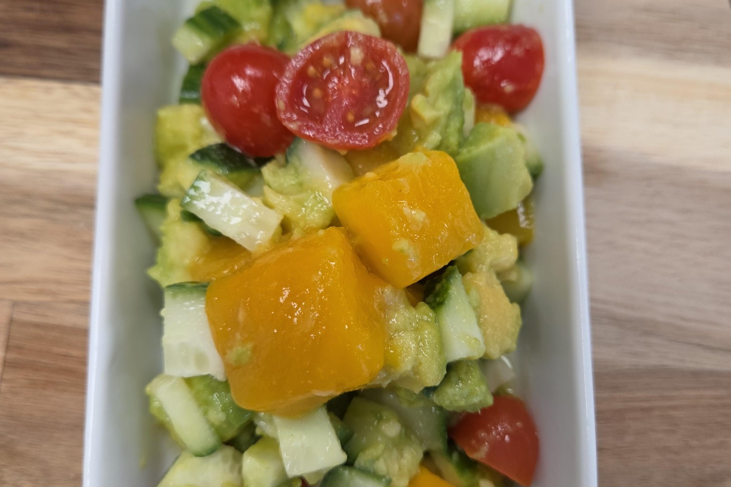 salade-de-tomate-cerises-mangue-avocat-concombre-et-vinaigrette-huile-olive-et-citron