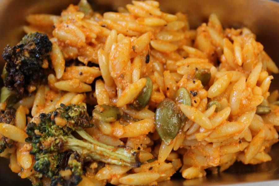 salade-orzo-brocoli-grille-et-vinaigrette-romesco