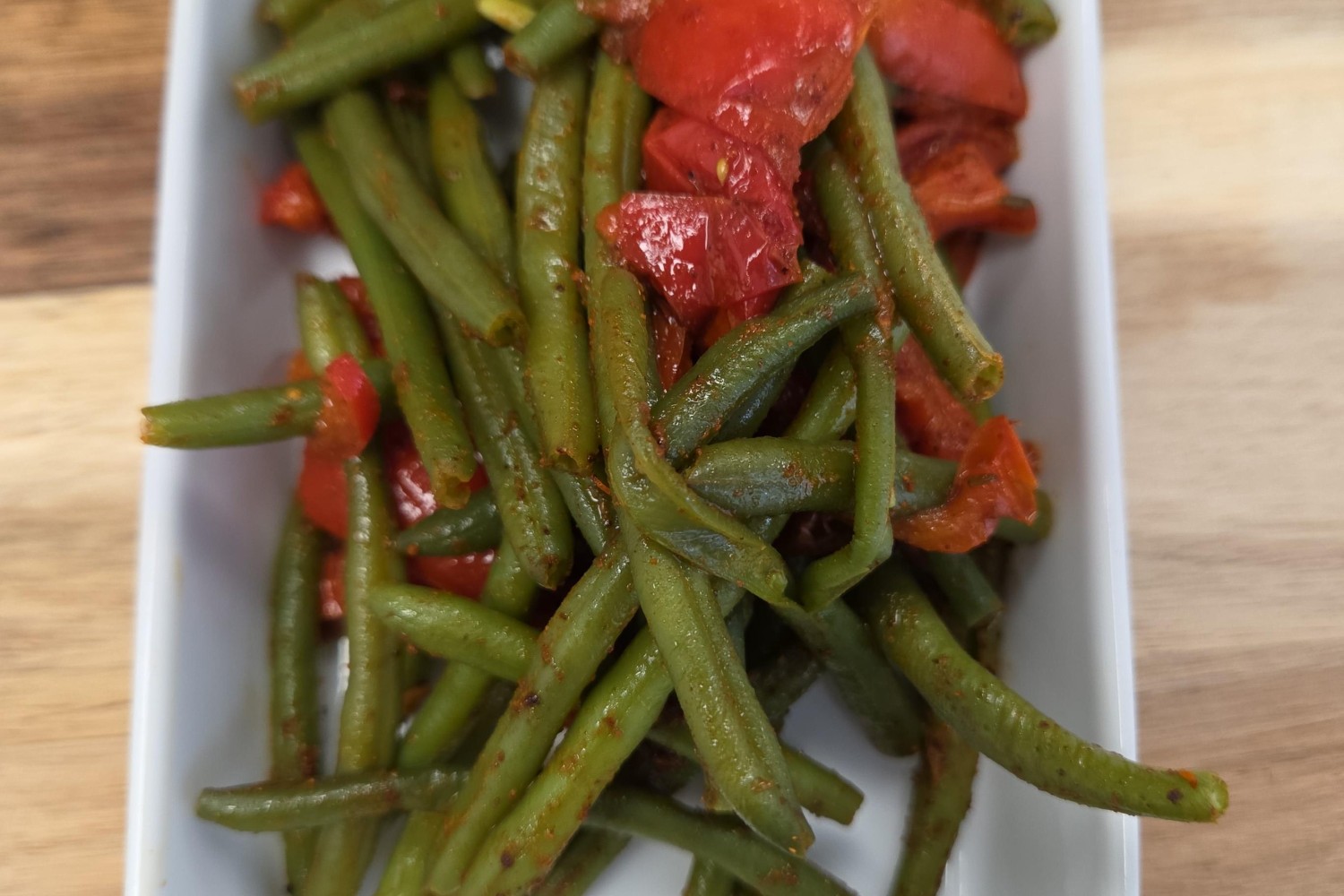 salade-haricot-vert-persil-frais-et-vinaigrette-au-poivron-grille