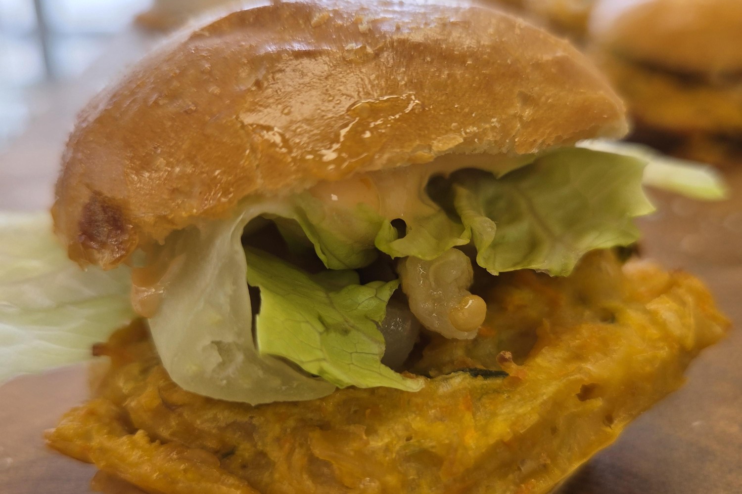 mini-burger-galette-de-mais-aubergine-marinee-laitue-et-mayo-la-tomate-sechee